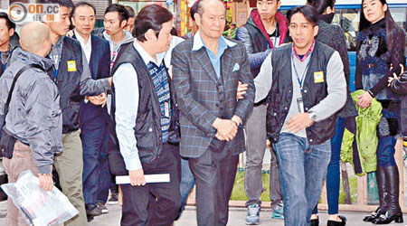 何猷倫（前排右二）涉嫌操控葡京酒店「沙圈」的賣淫集團，早前被司警拘捕。（資料圖片）