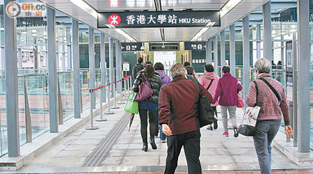 西港島線開通後，遊客紛乘港鐵前往香港大學。