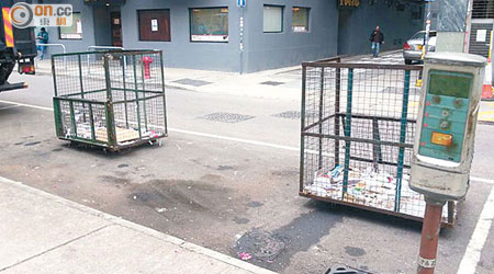 新蒲崗雙喜街一帶泊貨車錶位被指遭回收店長期佔用，並擺放回收籠「霸位」。