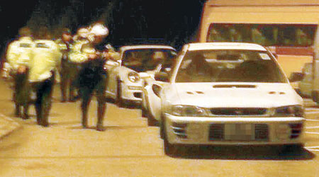 警方在石澳截查懷疑非法改裝的跑車。（互聯網圖片）