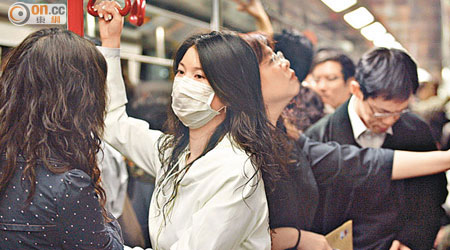 專家建議市民在人多擠迫的地方，宜佩戴口罩防感染流感病毒。