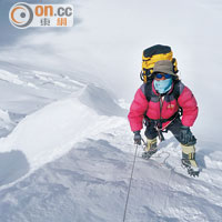 羅啟義（前）於一一年曾成功登上珠穆朗瑪峰。（資料圖片）