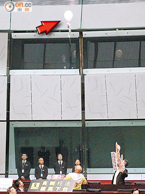 梁國雄喺答問大會上又放氣球（箭嘴示）示威，秘書處話會向佢收返行政費用。（資料圖片）