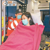 一名女傷者需臥床送院。