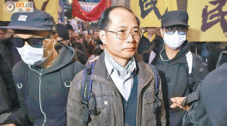 陳雲離開警總時，由五名戴着墨鏡及口罩的黑衣男子護送。（胡家豪攝）