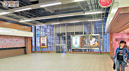 馬鞍山站有間連鎖壽司外賣店連租兩個舖位，但只有一個舖位開門營業。