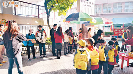 不少家長昨早到獲取錄的北區鳳溪幼稚園排隊辦理註冊手續。（蕭毅攝）
