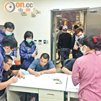 台北市衞生局為禽養業者接種流感疫苗。