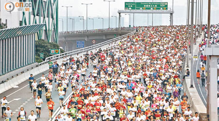 東區走廊<br>今屆渣打馬拉松濕度高及空氣差，超過一千一百名跑手因抽筋等需要接受治療。（梁鵬威攝）