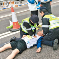醫療人員在跑道搶救倒地選手。（讀者提供）