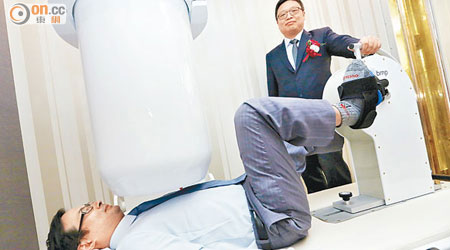 林逸賢表示，測試者短時間躺着踩單車，儀器即時記錄心臟功能。（何頴賢攝）