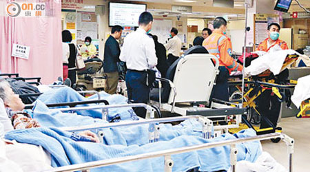 伊利沙伯醫院急症室大堂擠滿等候診治的病人。