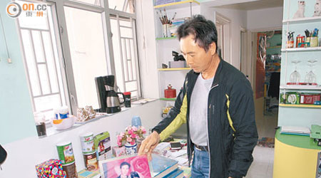 劉燕的前夫（圖）展示兩人的結婚照。（林少兒攝）