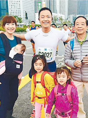 楊哲安再次參加馬拉松賽事，父親楊孝華（右）、太太張新悅（左）等齊齊現身打氣。（互聯網圖片）