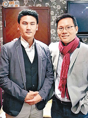 立法會議員陳恒鑌（右）派出「倒曾小英雄」李佳斌（左）挑戰街工黃潤達。（郭曉樂攝）