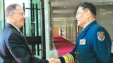 解放軍副總參謀長孫建國上將（右），會見美國國防部副部長邁克爾‧維克斯（左）。（互聯網圖片）