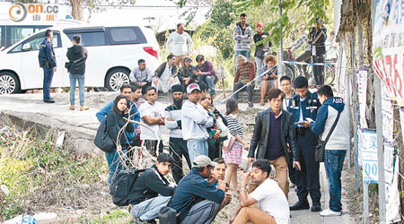 大批南亞裔人士疏散到附近空地。（林少兒攝）