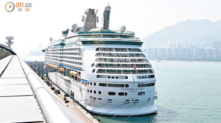 郵輪「海洋航行者號」今年七至十月期間以香港為母港。（資料圖片）