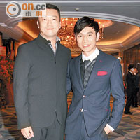 香港藝術發展局主席王英偉的歌手兒子王梓軒（右）鼓勵年輕人要自我增值，左為英皇電影高層嚴康樂。