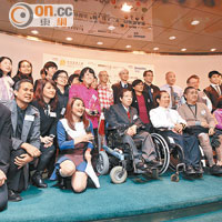 十名殘疾人士獲頒「在職達人」獎項，表揚他們克服缺陷的努力。