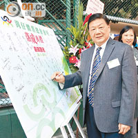 熱愛踩單車的香港單車聯會名譽會長胡曉明，喜見有新運動場地啟用。