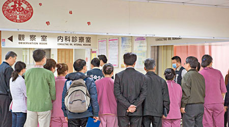 部分傷者被送至台北忠孝醫院接受救治，家屬趕往查詢。（中新社圖片）