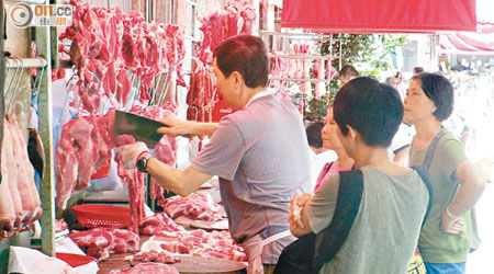 政府擬調高肉類宰前及宰後的檢測費，當局料對肉類的零售價格影響不大。（資料圖片）