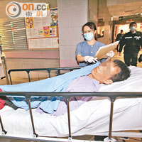 被刺傷越南男子送上病房治理。（吳建明攝）