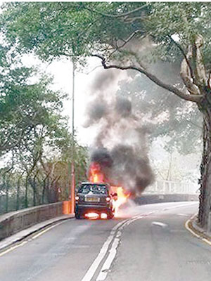 四驅車車頭着火，濃煙沖天。（互聯網圖片）