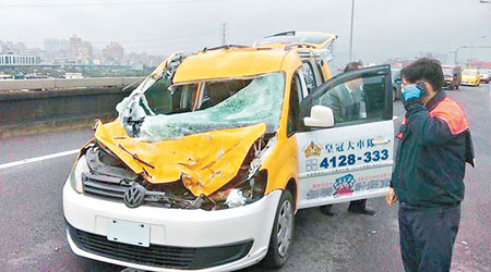 的士司機事後自行走出車外，致電通知車行。（互聯網圖片）