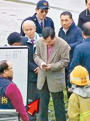 負責指揮的台北副市長鄧家基（箭嘴示）被拍到一直低頭玩手機。（互聯網圖片）