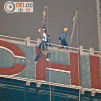 吊船工人由消防員救出。