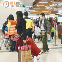 臨近農曆新年，港鐵上水站有不少乘客攜帶大型行李往返內地。