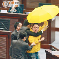 「快必」譚得志舉黃傘衝出座位抗議，終被逐離場。（蕭毅攝）