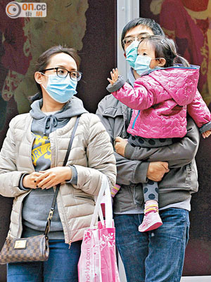 衞生防護中心呼籲市民到人多地方應戴口罩，預防感染流感。（高嘉業攝）