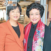 新華旅遊董事總經理楊章桂芝（左）話自己何時何地都可以瞓得着，所以注定食呢行飯，右為長安企業總裁華慧娜。
