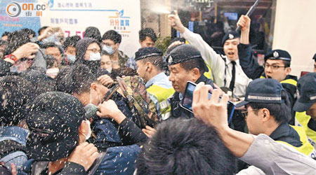 示威者衝入商場示威期間，警方施放胡椒噴霧驅趕。（袁志豪攝）