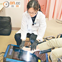 義肢矯形師為患者評估，掃描過程不消兩秒。