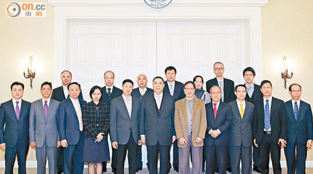 崔世安（前排中）昨日在政府總部與三商會領導層會面。