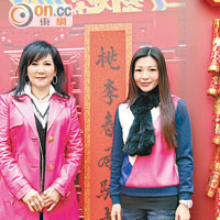 蔡李惠莉（左）同大女蔡加敏齊現身支持。
