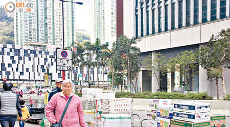 小西灣有蔬果店經常放置多箱雜物於行人路，被指會阻塞道路及絆倒行人。