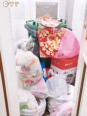 垃圾房不時出現垃圾桶滿瀉，地面滿布垃圾包的場面。（讀者提供）