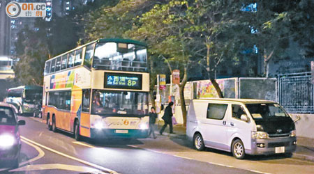 市民不滿小西灣道違泊問題嚴重，指每逢入夜，行車道路均泊滿車輛。