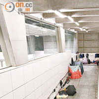 深水埗南昌站行人隧道 <br>隧道出入口有近十名露宿者聚集，個人物品及衣服凌亂地放置四周。