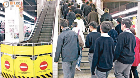 石湖墟街市人流極多，午膳時間有大批學生與市民前往熟食中心用膳。