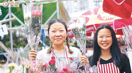 林小姐（左）說今年主打五顏六色的鮮花，銷情不錯。