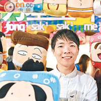 張迪承與友人齊齊叫賣多款二次創作懷舊卡通人物咕o臣。