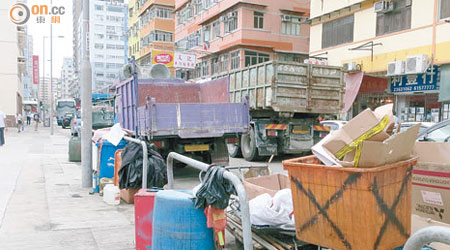 馬頭角道有雜物堆積，垃圾堆中更有製冷劑氣罐發出聲音，市民擔心會構成危險。
