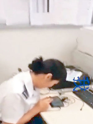 短片可見一名女懲教署職員疑在按手機。（互聯網圖片）