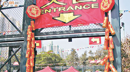 在東涌道足球場舉行的年宵市場位處偏僻，食環署被指宣傳不足。